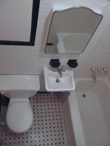 2L/03Bathroom.jpg